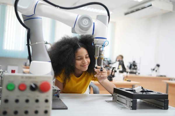 How Can Smart Contact Lenses Revolutionize Glucose Monitoring for Diabetics?